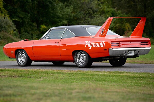 Red muscle car se dresse sur la route