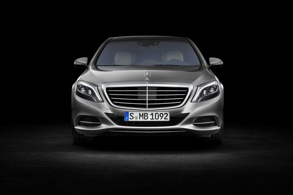 Mercedes-benz Classe S argento con numero