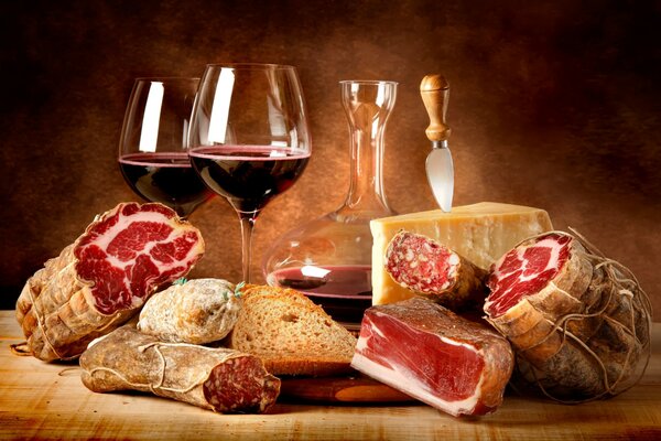 Taglio di carne e due bicchieri di vino rosso