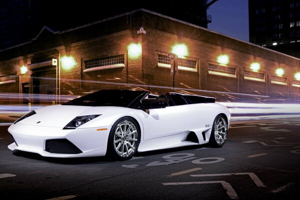 Lamborghini Mursilago rushes through the night streets