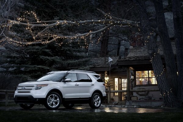 Ford blanco en el fondo del cielo de carrera