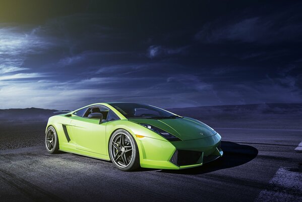 Lamborghini Gellardo at night in the light of lanterns