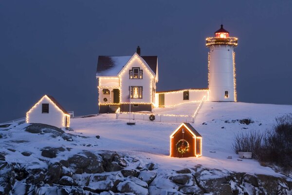 Ein wunderschön beleuchteter Leuchtturm in der Nacht zu Weihnachten