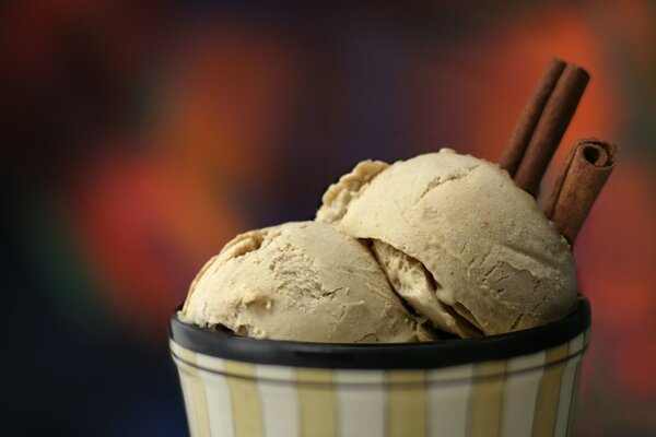 Dessert estivi. Gelato al cioccolato alla cannella. Palline di gelato