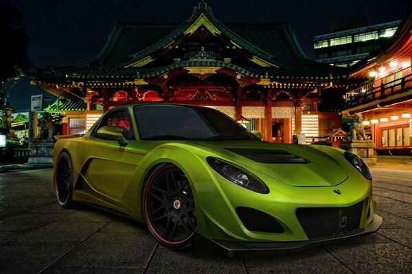 Mazda verde en el fondo de la calle nocturna de la ciudad China