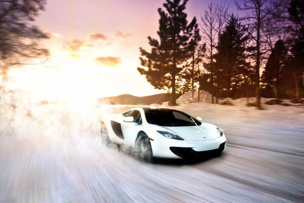 Super-Car McLaren vor dem Hintergrund eines winterlichen Sonnenuntergangs