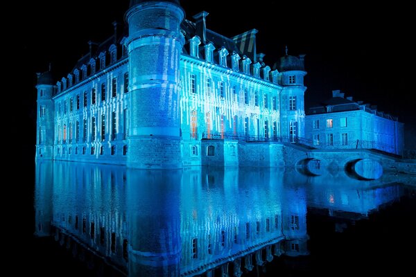 Castillo de Po entre el agua con iluminación y reflexión