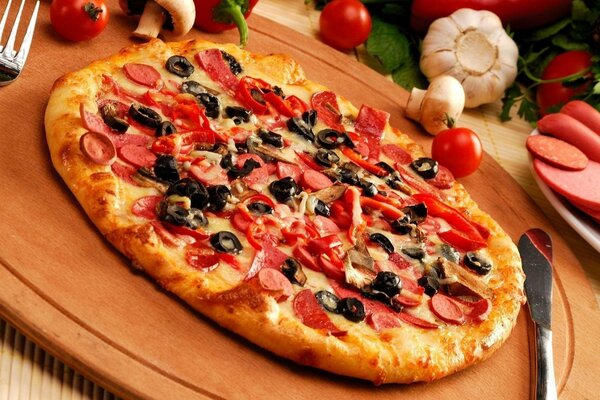 Pizza con olive e salsiccia