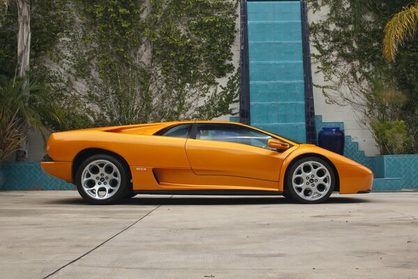 Vista laterale impressionante dell auto Lamborghini
