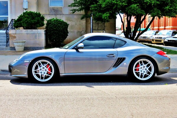 Voiture de sport Porsche Cayman dans la rue de la ville