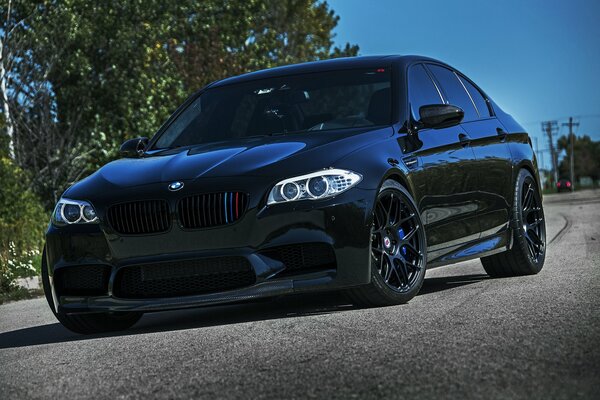 Обои на рабочий стол черная BMW M5 f10 на дороге