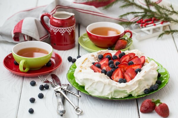 Pastel de frutas y crema con té