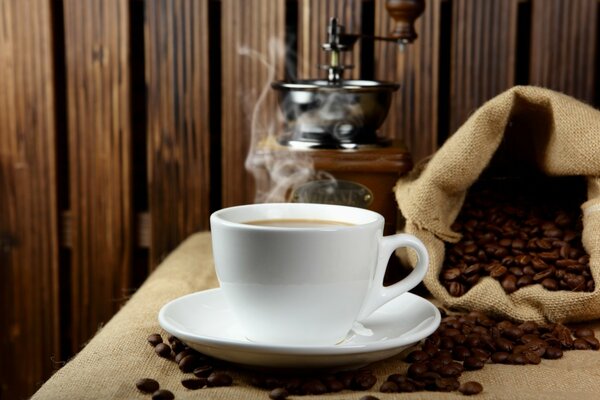 Heißer gemahlener Kaffee aus natürlichen frischen Bohnen