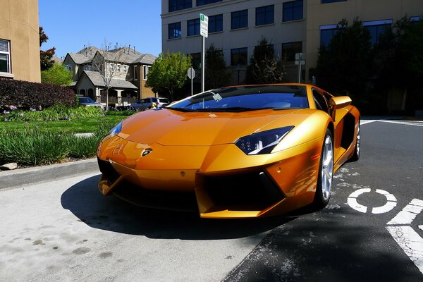 Оранжевый lamborghini aventador среди зданий