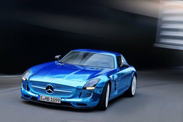 Mercedes Benz sport blu su sfondo stradale
