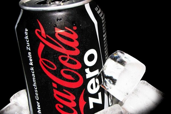 Una lattina di Coca Cola. Cubetti di ghiaccio