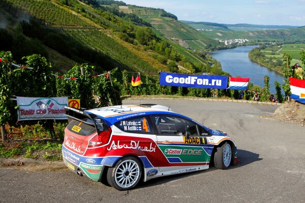 Ford Fiesta nimmt an Rallye-Rennen teil