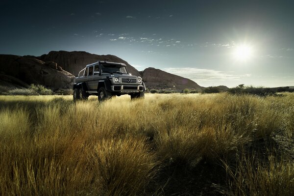 SUV Mercedes sur fond de coucher de soleil