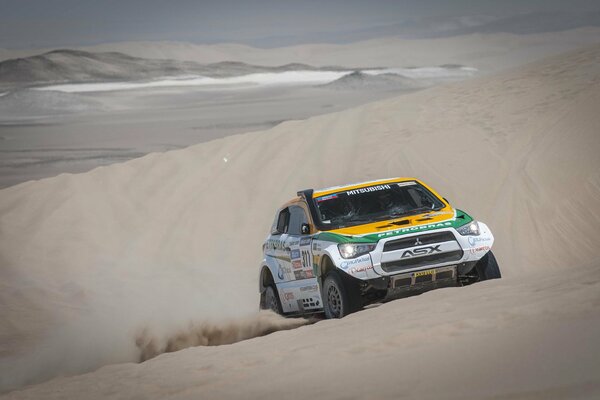 Competition in the sand, the car rides on the dunes