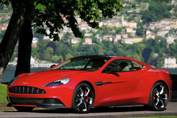 Concept aston martin rouge sur fond de paysage urbain