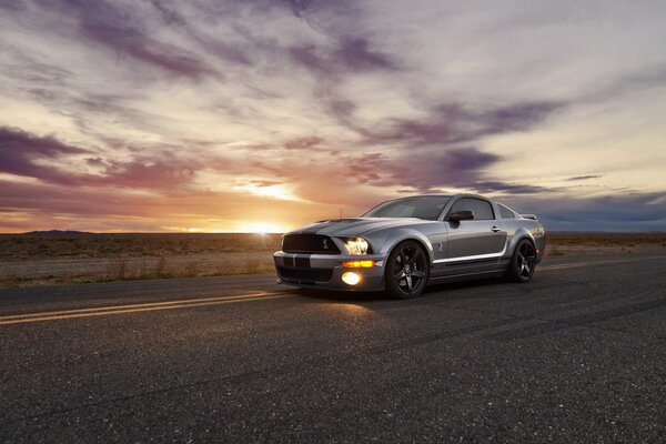 Fond d écran pour les automobilistes. Ford Mustang au coucher du soleil