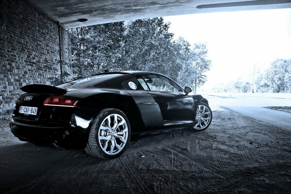 Photo en noir et blanc de la supercar Audi