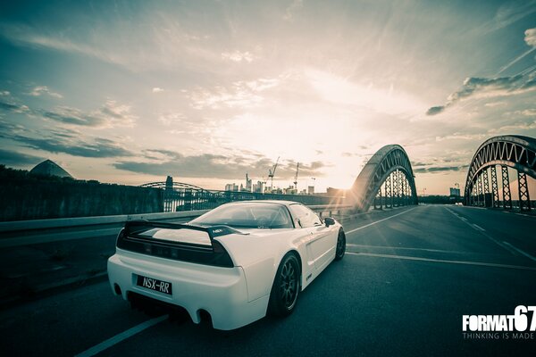 Der rasante Sportwagen honda nsx ist bereit, nicht nur die Straßen der Stadt zu erobern