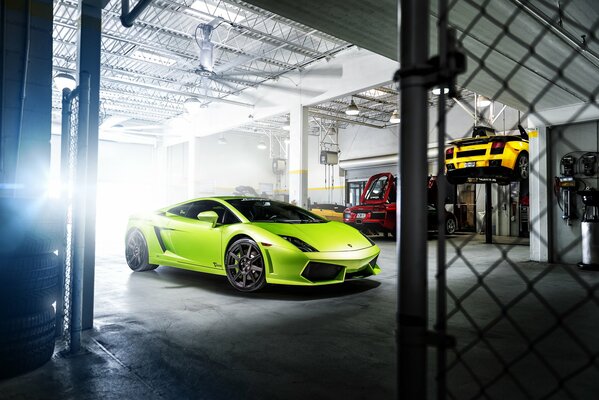 Zielone lamborghini gallardo w garażu