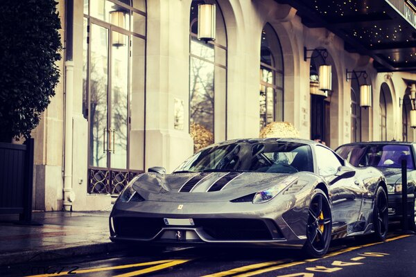 Ferrari Speciale garée près du bâtiment