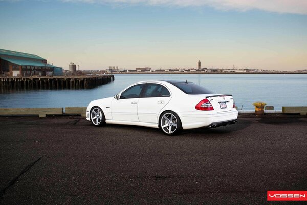 Mercedes clase e blanco en el paseo marítimo