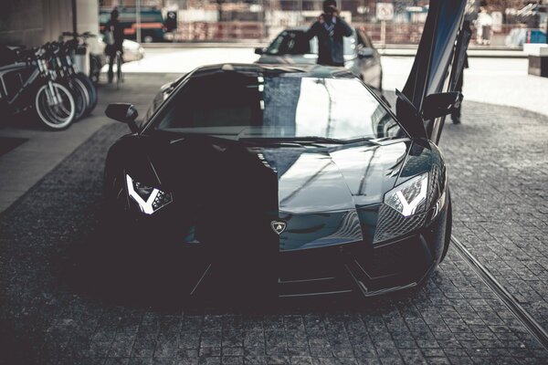 Lamborghini Aventador nero con porta aperta, vista frontale