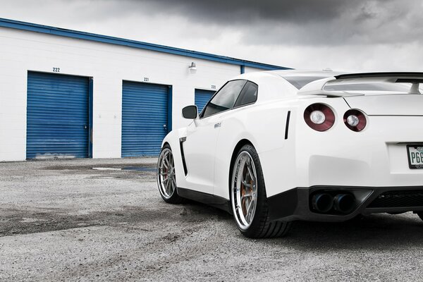 Nissan gt-r desktop wallpaper on the background of garages