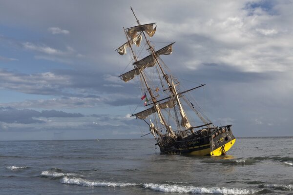 Barca a vela la Grace in mare incagliato