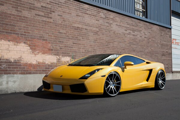 Lamborghini Gallardo jaune sans chambre sur fond de mur