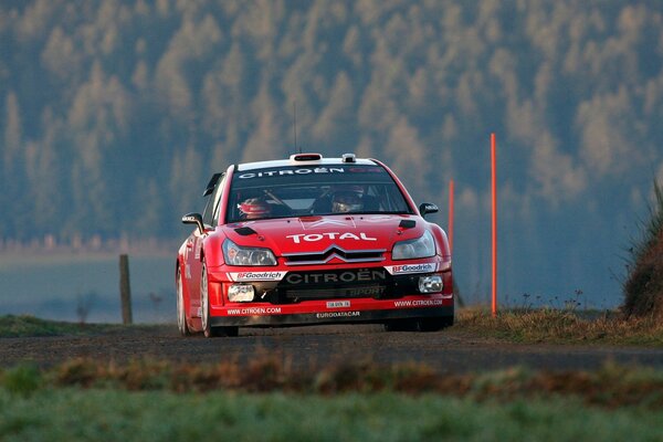 Voiture rouge sur la route