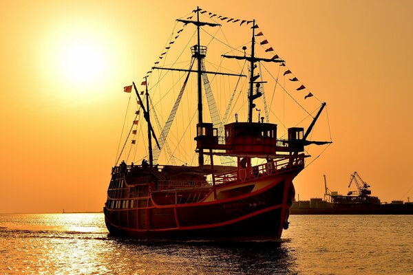 Velero Santa María al atardecer en el puerto