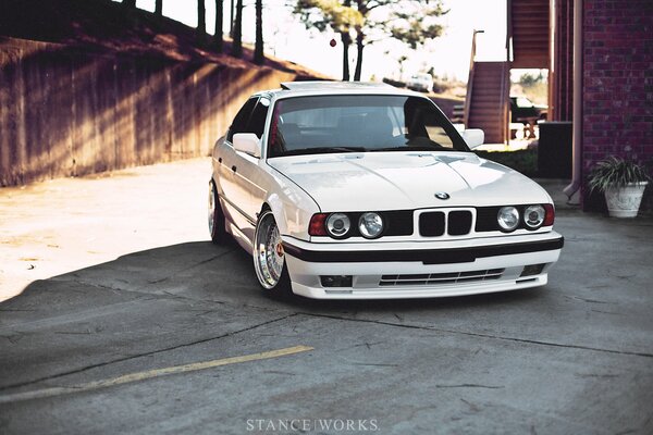 BMW blanco en una calle desierta