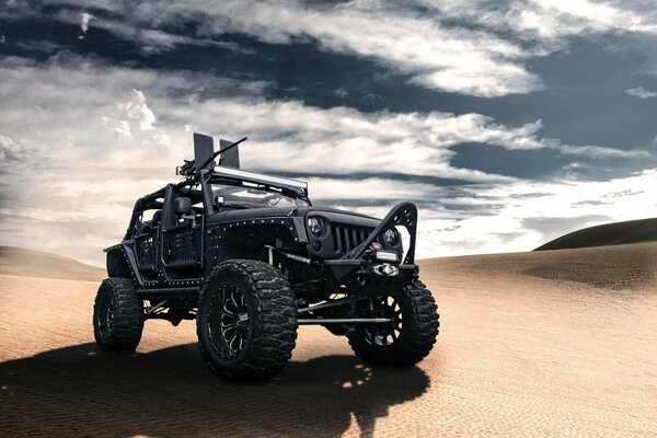 Jeep Wrangler nero che si muove nel deserto