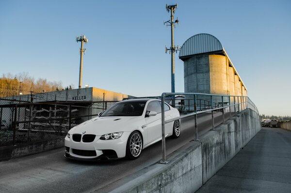 Coupé BMW bianca su cavalcavia