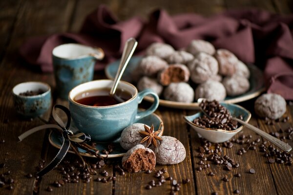 Tea in a blue cup with gingerbread