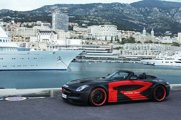 Mercedes roadster on the Monaco embankment