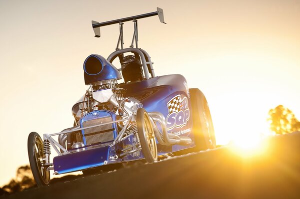 Ein sportlicher Bolide auf einer sonnigen Strecke