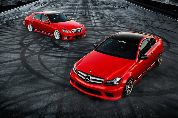 Dwa czerwone supersamochody Mercedesa
