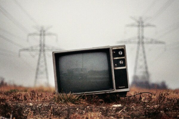 Alter Fernseher in der Nähe der Stromleitung