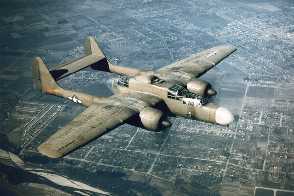 P-61 survole la belle ville