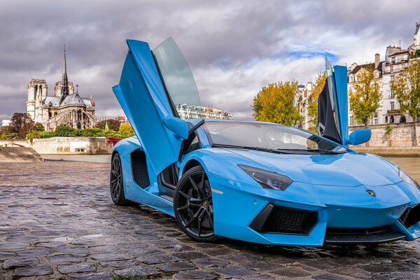 Blauer Lamborghini auf der Brückenstraße von Paris