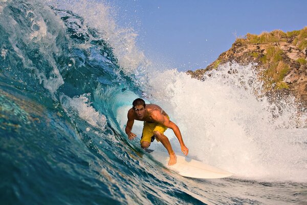 Surfeur sur la vague de l océan pas calme