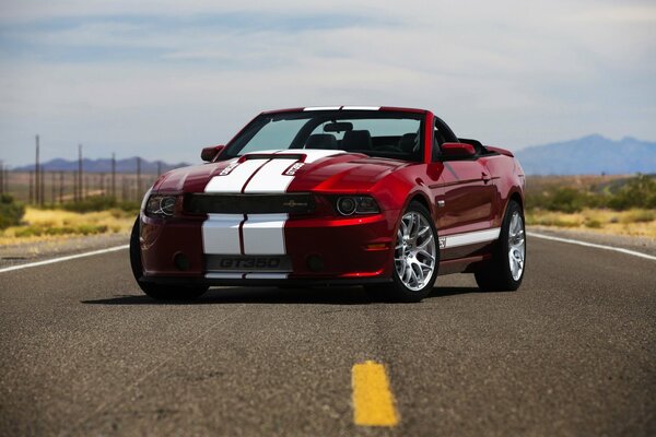 Deportivo Ford Mustang rojo con rayas blancas