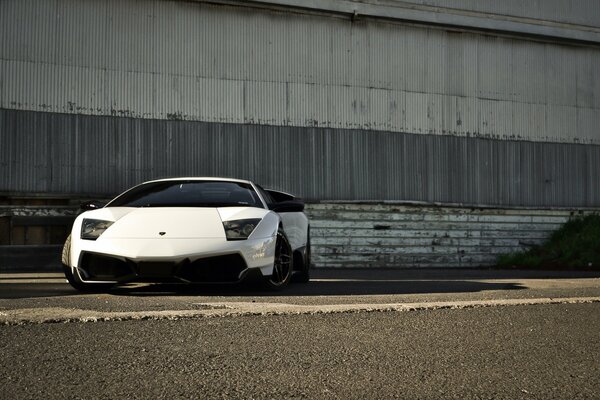 Lamborghini wjechała na opuszczony plac budowy