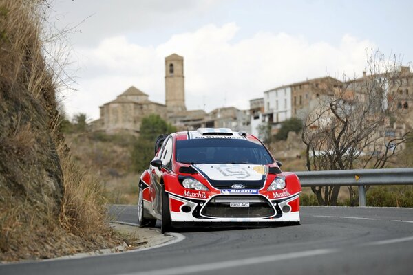 La Ford da corsa esce da dietro la curva